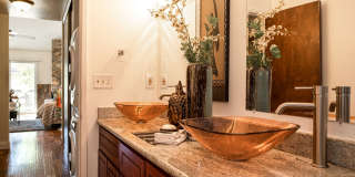 A Spacious 2 bedroom, 2 bathroom Townhouse - Upscale That’s Right On Trend Gallery 1