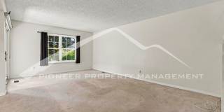 Stunning Townhouse with Washer/Dryer and Central AC Gallery 5