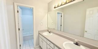 Spacious 3-Bedroom Home - Acre Lot Gallery 11