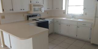 2 Bed/2 Bath 1200 Sq. Ft. home with BONUS ROOM, indoor laundry & a fenced yard!! Gallery 5