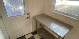 Great House in Oakland with a yard! 2 Beds, 1 Bath Gallery 12