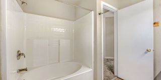 3 Bedroom With Newly Remodeled Kitchen And Bathrooms! Gallery 15