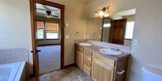 Spacious 4 bed 3.5 Bath in Maple Hill! Gallery 12