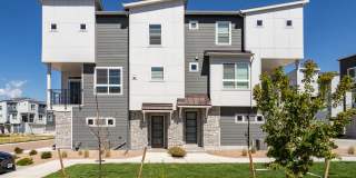 Lovely 2 bedroom, 2.5 bath townhome!! Gallery 1