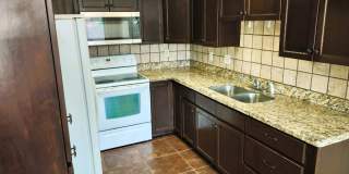 Great Two Story Eastside Townhome With Refrigerated Air Located In Quiet Well Established Neighborhood Gallery 9