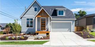 Stunning home NE Bend Gallery 1