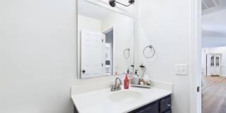 Beautiful 3 bd/ 2.5 house with Renovated Kitchen Gallery 24