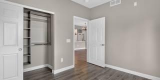 Updated 3BD/3BA Townhome: Quartz Counters, Full Basement Suite/Home Theater, Central A/C Gallery 17