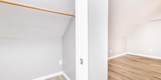 204 W Warfield St Gallery 21