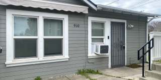 Adorable 1 bedroom/1bathroom with inside laundry room!! Gallery 1