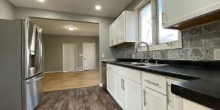 Beautiful 4 Bedroom 1.5 Bathroom Townhome in Minneapolis! Gallery 4
