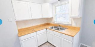 18452 Shaftsbury Avenue Gallery 3