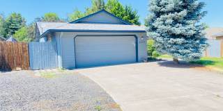 3BR single-level rancher in SE Bend with large fully-fenced backyard Gallery 3