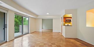 UNIQUE ONE BEDROOM AND DEN CONDO IS NOW AVAILABLE IN THE HIGHLY DESIREABLE PARKSIDE PLAZA CONDOMINIUM Gallery 6