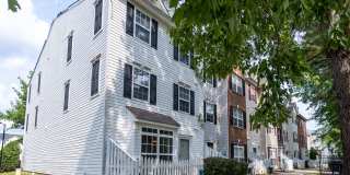 Three Bedroom END unit Townhome! Gallery 4