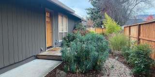 Cute & Cozy 2 bedroom, 2 bath house in Ashland Gallery 1