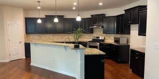Room in 6 Bedroom Home at Agnew Dr Gallery 13