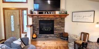 Hank's Hideaway in Sunriver, Furnished, all Utilities Included. Gym access, Hot Tub. 30-day Minimum Stay Gallery 1