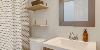 Charming 2 Bedroom Just Minutes from the Old Market!! Gallery 5