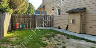 A beautiful 3 bedrooms and 2.5 bathrooms townhouse located in Milwaukie city. Gallery 18