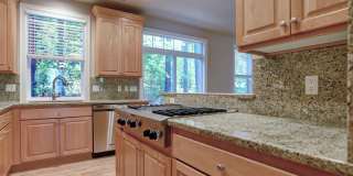 Pristine Spacious 3 Bedroom Lake Oswego Townhome | Skylights, High Ceilings, and Mt. Park Trails at your Doorstep Gallery 12
