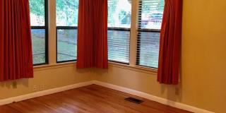 Charming 3 Bedroom Home - Large Backyard - Carport Gallery 9