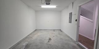 Beautiful 2 bed/ 2 bath Townhome w/ Balcony, Garage & Community Pool Gallery 28