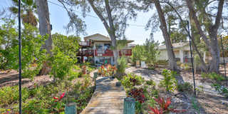 1 Bedroom Beachfront Condo, Steps away from Beach Access! Gallery 1