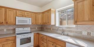 Spacious Sun-filled 3 bed 2.5 Bath Townhouse Gallery 17