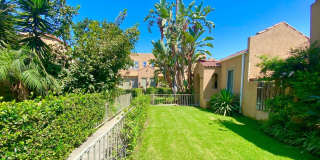 5225 De Longpre Ave. Gallery 11