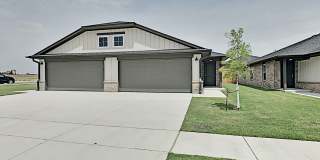 2 Bedroom 2 Bathroom 2 Car Garage Duplex close to Broadway Extension, a short distance from Edmond and easy access to downtown OKC Gallery 1