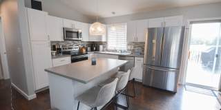 Gorgeous 4br home on nice lot with no backyard neighbors! Gallery 7