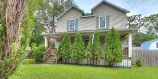 Spacious 5-Bedroom Home Near Drake University Gallery 1