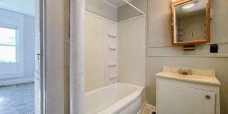 AVAILABLE NOW! Close to Campus Gallery 9