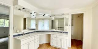 Spacious 5-Bedroom Home in Prime Location Gallery 16