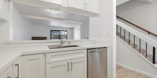 Beautiful Spacious 2-bedroom 1.5-Bath Townhome in Martinez! Gallery 1