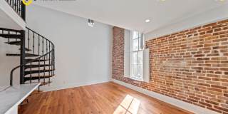 Charming 2/1 loft-style condo in the heart of Historic Downtown Charleston! Gallery 10