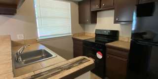 2 Bedroom 1.5 Bath Apt at the Monterey Square Apts NW OKC Gallery 12