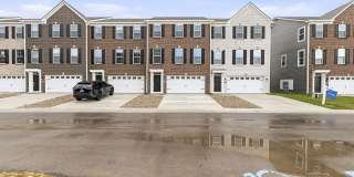 Maintenace free Living at this 3 Level 3 BR in Plainfied! Gallery 1