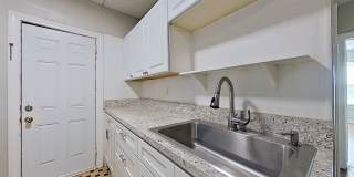 Cozy Upstairs Retreat in Prime San Marco Location! Gallery 10