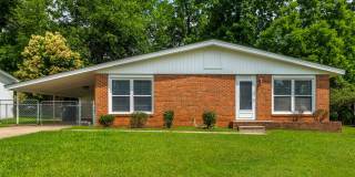NE – Desirable Neighborhood, Brick Home, Wood/Laminate Flooring, Vaulted Ceilings, Carport, Fenced! NE – Desirable Neighborhood, Brick Home, Wood/Laminate Flooring, Vaulted Ceilings, Carport, Fenced! Gallery 1