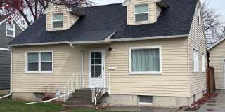 Adorable 5 Bed 2 Bath Cottage Home Gallery 1