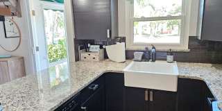 Seasonal Short-Term Venice Island Townhouse Steps from Venice Beach! Gallery 32