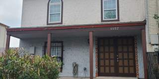 Spacious 2 BR/2.5 bath townhome near the Medical Center w/a fenced in yard! Gallery 1