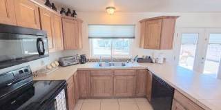 Charming 3 Bedroom, 2 Bathroom NE ABQ Home. Refrigerated Air! Spacious backyard. Near Uptown Gallery 7