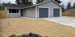 Centrally Located 2 BR - 1 BA Duplex Gallery 1