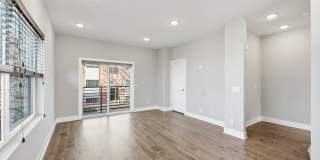 Stylish Midtown townhouse with stunning city views! Gallery 9