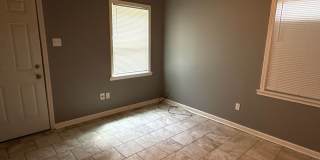 Newly Refreshed 1 bedroom 1 bathroom Duplex - $99 Move In Special Gallery 6