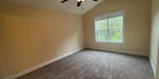 Fully refurbished duplex in excellent location - new carpet, fresh paint, etc. Gallery 15