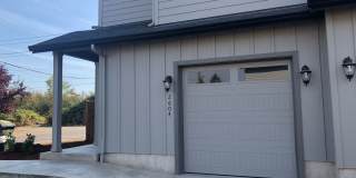 Newer 3 bedroom, 2.5 bath duplex in desirable neighborhood! Gallery 1